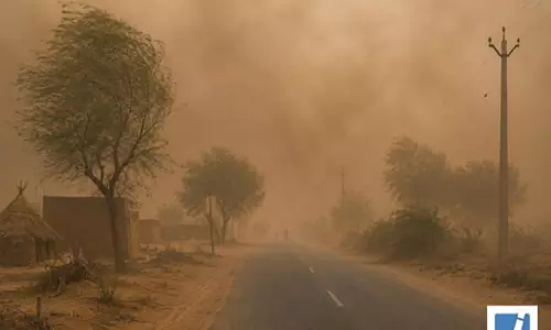 राजस्थान में भीषण धूल भरी आंधी; कई इलाकों में हवा की रफ्तार 102 किमी प्रति घंटा तक पहुंची राजस्थान में भीषण धूल भरी आंधी; कई इलाकों में हवा की रफ्तार 102 किमी प्रति घंटा तक पहुंची
