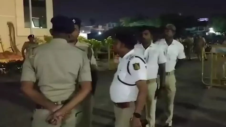 6 लोगों की बेरहमी से हत्या, इलाके में भारी पुलिस बल तैनात 6 लोगों की बेरहमी से हत्या, इलाके में भारी पुलिस बल तैनात