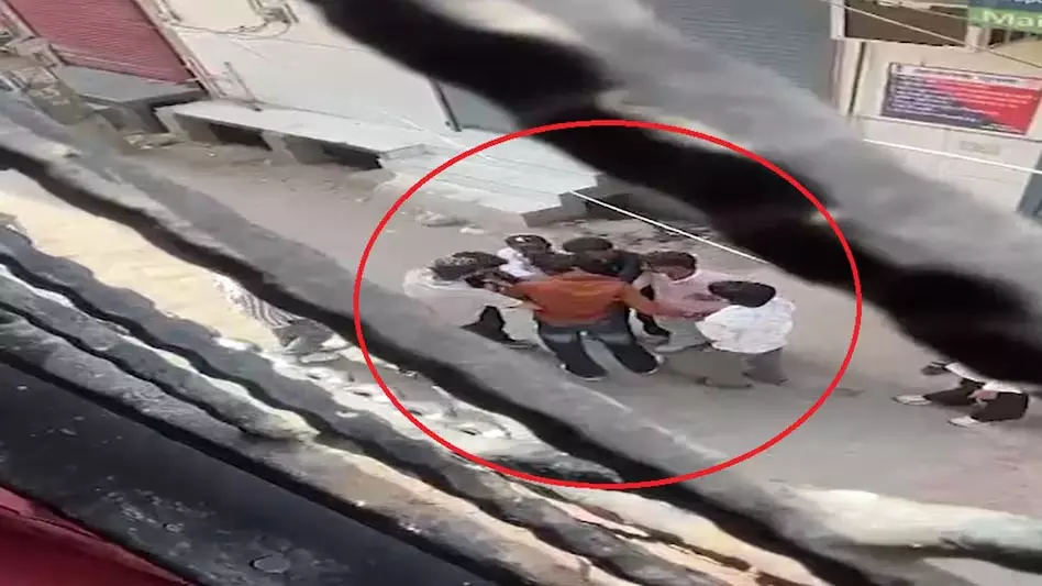 किशोर की हत्या का CCTV वीडियो आया सामने, 5 लड़कों ने दिया अंजाम किशोर की हत्या का CCTV वीडियो आया सामने, 5 लड़कों ने दिया अंजाम