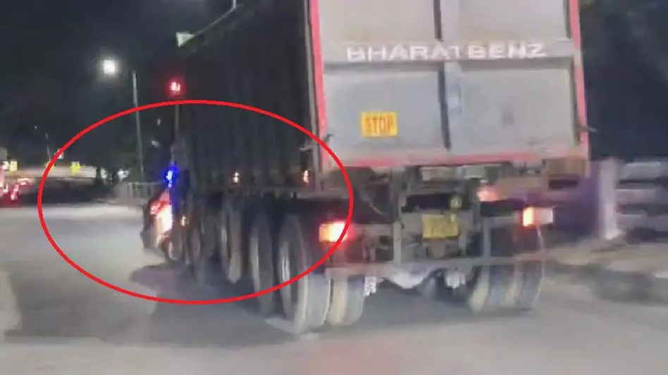 Dangerous Accident वीडियो, हाइवा ने कार को 200 मीटर तक घसीटा Dangerous Accident वीडियो, हाइवा ने कार को 200 मीटर तक घसीटा