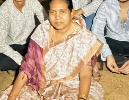 महिला विधायक रेत उत्खनन रोकने आधी रात पहुंच गई खदान महिला विधायक रेत उत्खनन रोकने आधी रात पहुंच गई खदान