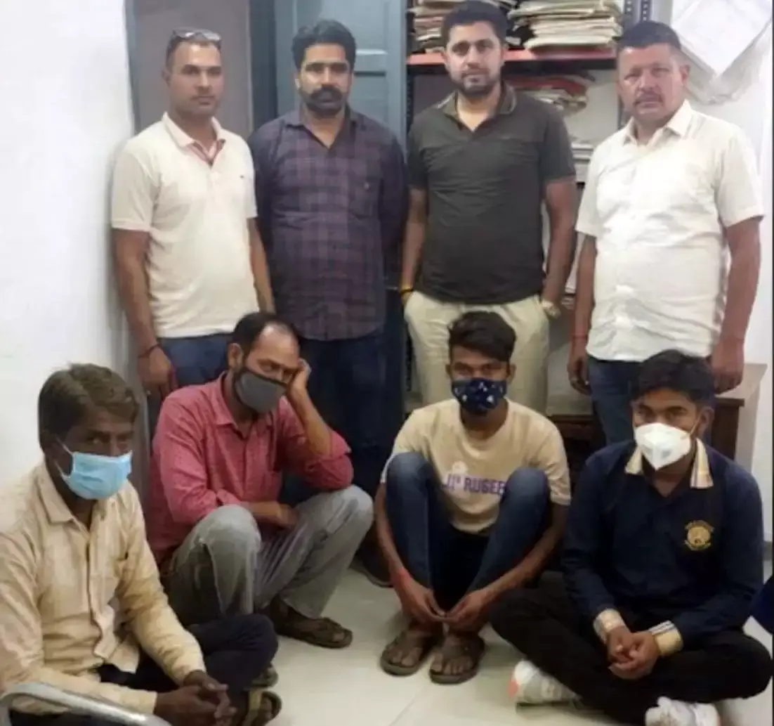 Hisar: साइबर ठगी मामले में चार आरोपी गिरफ्तार, नकदी भी बरामद Hisar: साइबर ठगी मामले में चार आरोपी गिरफ्तार, नकदी भी बरामद