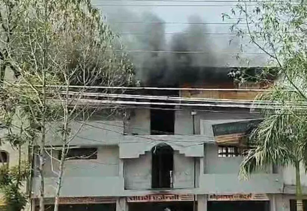 खाद्य तेल स्टॉक वाली दुकान में लगी आग, लाखों का नुकसान खाद्य तेल स्टॉक वाली दुकान में लगी आग, लाखों का नुकसान