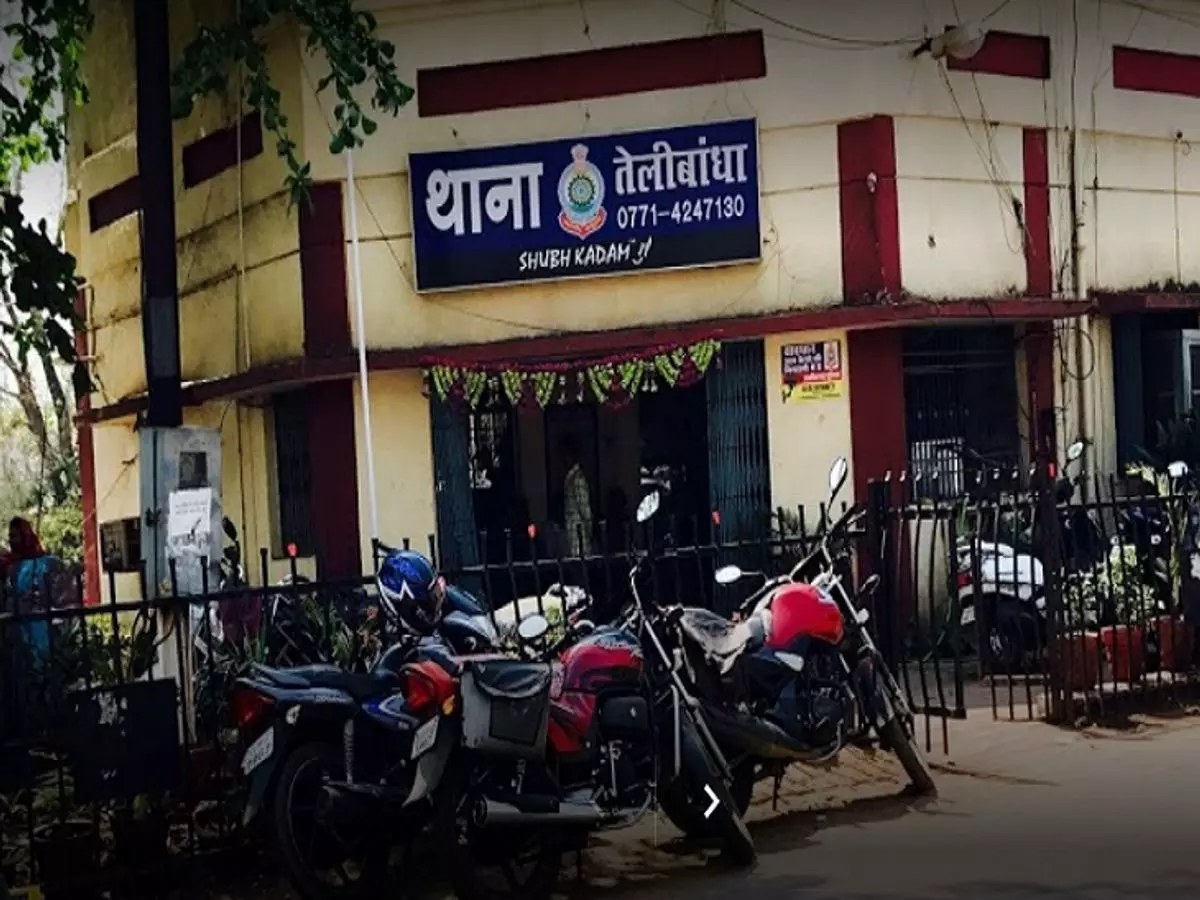 अधिकारी के पारिवारिक विवाद में कूदा फर्जी पत्रकार, मोबाइल लेकर फरार अधिकारी के पारिवारिक विवाद में कूदा फर्जी पत्रकार, मोबाइल लेकर फरार