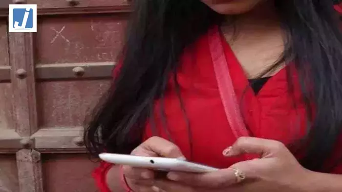 सावधान! फोन पर साली बनकर बात कर रहा था ठग, आवाज लड़की की, करतूत मर्द की सावधान! फोन पर साली बनकर बात कर रहा था ठग, आवाज लड़की की, करतूत मर्द की