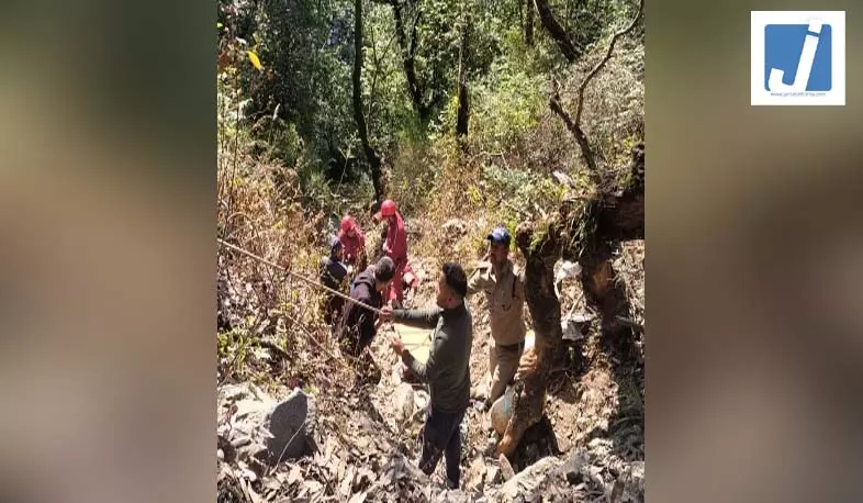 दर्दनाक सड़क दुर्घटना, ईको वैन 400 मीटर गहरी खाई में गिरी, 3 की मौत दर्दनाक सड़क दुर्घटना, ईको वैन 400 मीटर गहरी खाई में गिरी, 3 की मौत
