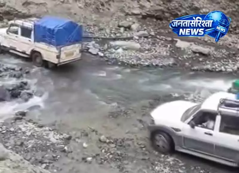 Mandi बीआरओ ने लाहौल रूट पर अस्थायी संपर्क बनाया Mandi बीआरओ ने लाहौल रूट पर अस्थायी संपर्क बनाया