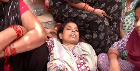 गाजियाबाद में सूर्या की हत्या के बाद आक्रोशित स्थानीय लोग, उठाई सख्त कार्रवाई की मांग गाजियाबाद में सूर्या की हत्या के बाद आक्रोशित स्थानीय लोग, उठाई सख्त कार्रवाई की मांग