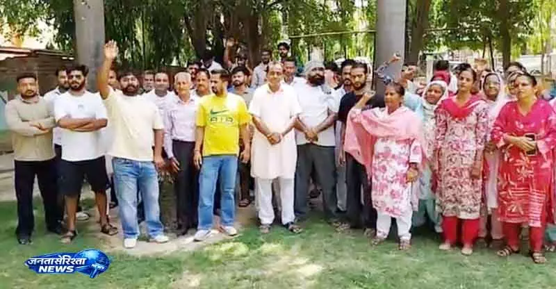 Lower Village टॉर्चर केस में कार्रवाई न होने पर ग्रामीण सड़कों पर उतरे Lower Village टॉर्चर केस में कार्रवाई न होने पर ग्रामीण सड़कों पर उतरे