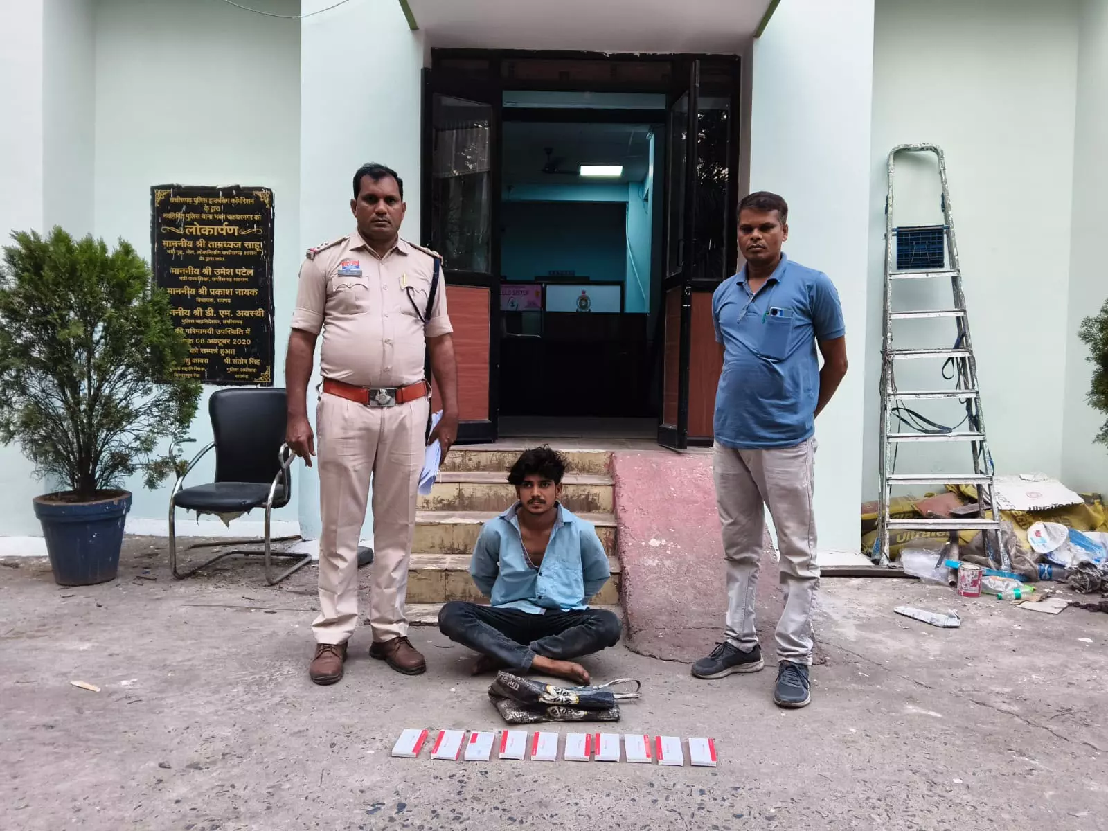 ओडिशा से लाकर रायगढ़ में बेचने की तैयारी कर रहा तस्कर गिरफ्तार, 98 नग नशीली इंजेक्शन जब्त ओडिशा से लाकर रायगढ़ में बेचने की तैयारी कर रहा तस्कर गिरफ्तार, 98 नग नशीली इंजेक्शन जब्त