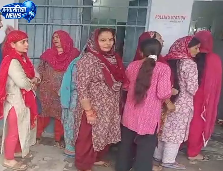 तीसरे चरण में हमीरपुर की 77 पंचायतों के 429 बूथों पर हो रहा मतदान तीसरे चरण में हमीरपुर की 77 पंचायतों के 429 बूथों पर हो रहा मतदान