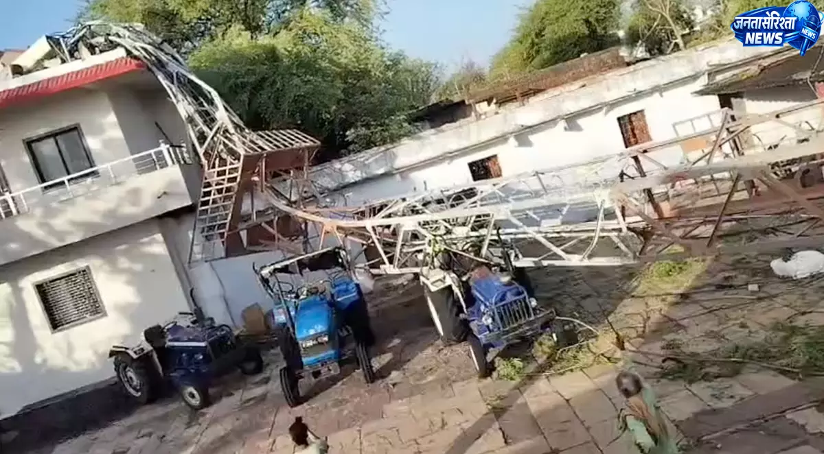 आंधी-बारिश से कई जिलों में नुकसान, शिवपुरी में BSNL टावर घर पर गिरा आंधी-बारिश से कई जिलों में नुकसान, शिवपुरी में BSNL टावर घर पर गिरा