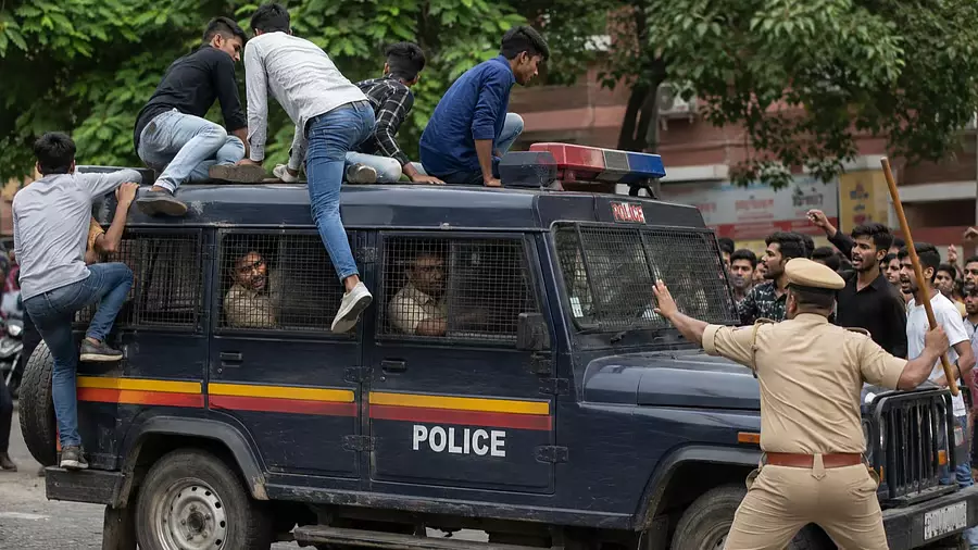 Thrikkakara में पुलिस टीम पर हमला, कार्रवाई के दौरान इंस्पेक्टर घायल Thrikkakara में पुलिस टीम पर हमला, कार्रवाई के दौरान इंस्पेक्टर घायल