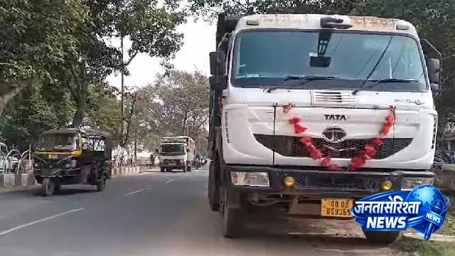 NH-16 पर हाईवे का खौफ: हाइवा ट्रक ने कार को 600 मीटर तक घसीटा, दो घायल NH-16 पर हाईवे का खौफ: हाइवा ट्रक ने कार को 600 मीटर तक घसीटा, दो घायल