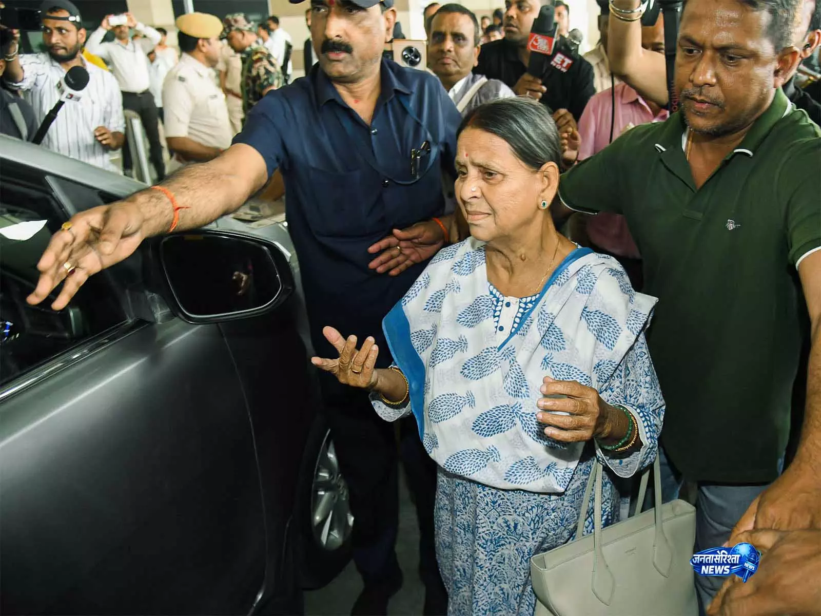 बेदखली नोटिस के बाद भी Rabri Devi का 10 सर्कुलर रोड बंगला खाली करने से इनकार बेदखली नोटिस के बाद भी Rabri Devi का 10 सर्कुलर रोड बंगला खाली करने से इनकार
