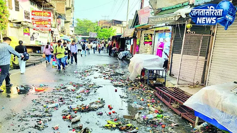 हल्की सी बारिश से बाहर आ गई नालियों की गंदगी हल्की सी बारिश से बाहर आ गई नालियों की गंदगी