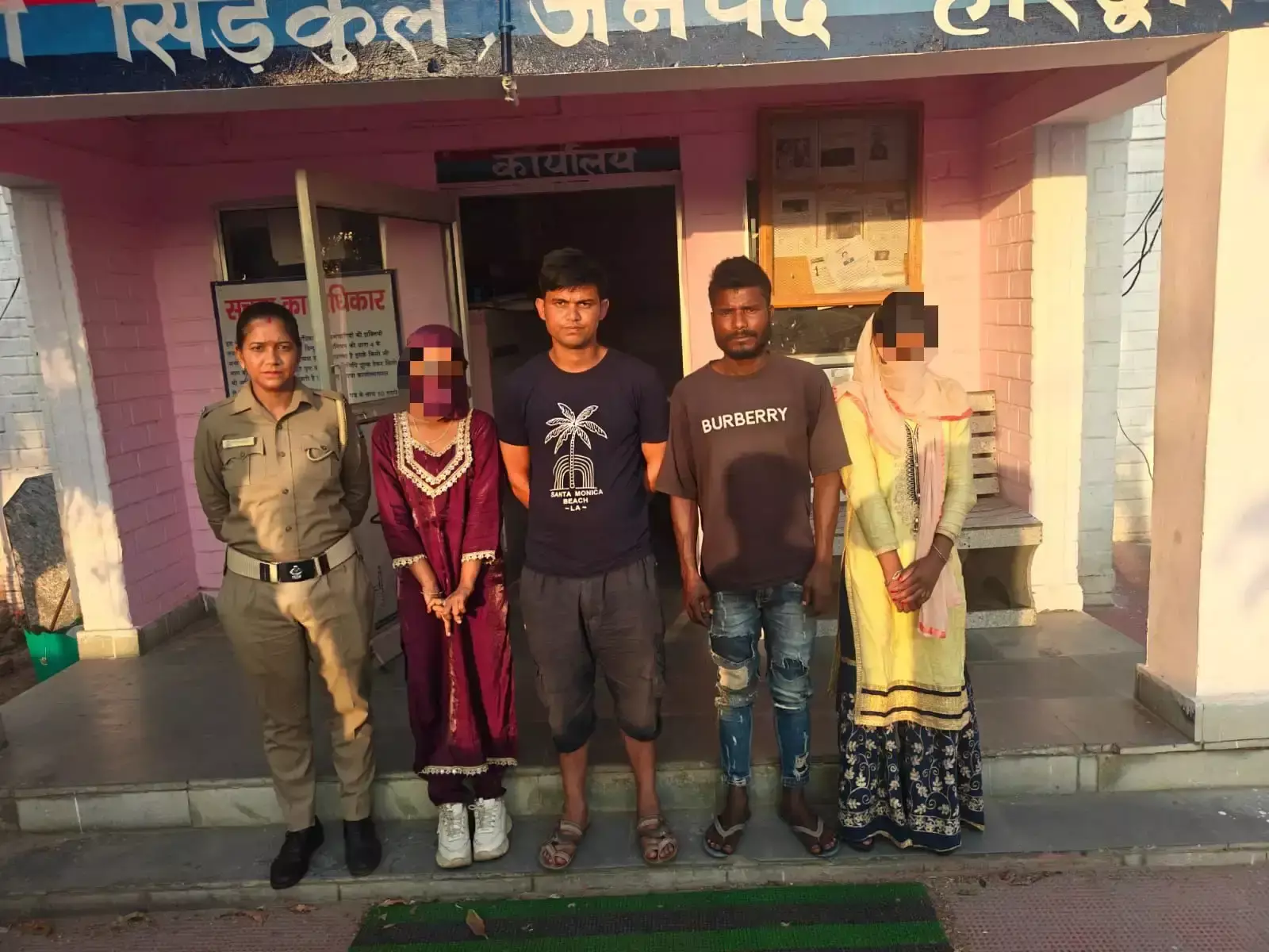 Haridwar: नेपाली मूल की दो बहनों को परिजनों को सौंपकर पुलिस ने निभाई जिम्मेदारी Haridwar: नेपाली मूल की दो बहनों को परिजनों को सौंपकर पुलिस ने निभाई जिम्मेदारी