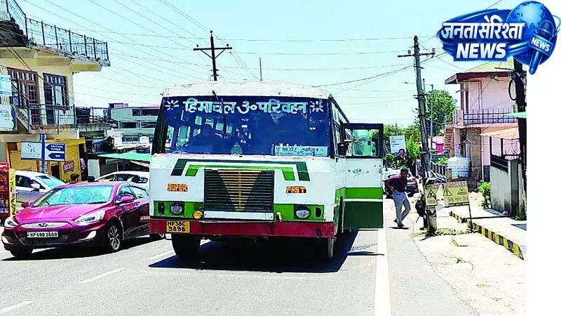 जोनल अस्पताल के पास हांफी एचआरटीसी की बस जोनल अस्पताल के पास हांफी एचआरटीसी की बस
