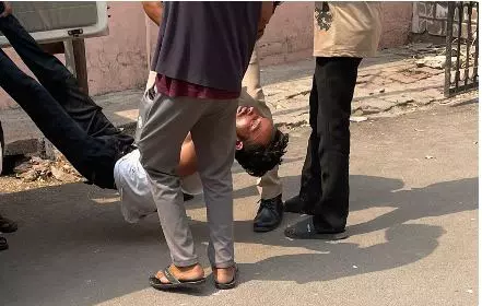 चाकूबाजी से रायपुर कोर्ट परिसर में हड़कंप, युवक की हालत नाजुक चाकूबाजी से रायपुर कोर्ट परिसर में हड़कंप, युवक की हालत नाजुक