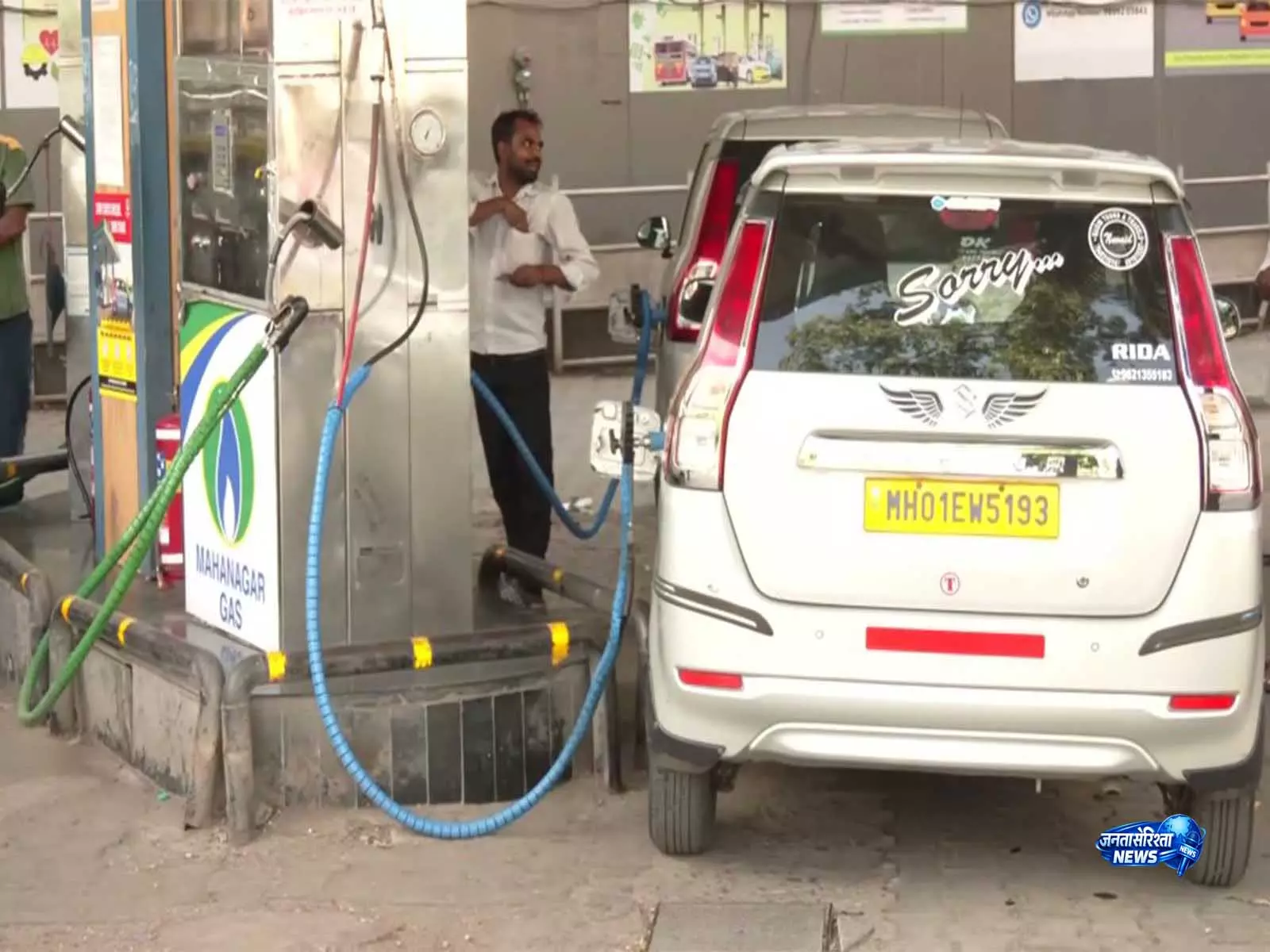 CNG की कीमत 86 रुपये प्रति किलोग्राम होने से मुंबई के कैब ड्राइवरों ने जताई परेशानी CNG की कीमत 86 रुपये प्रति किलोग्राम होने से मुंबई के कैब ड्राइवरों ने जताई परेशानी