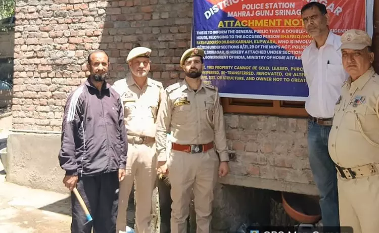 Srinagar: नशा तस्करी से अर्जित 2 करोड़ रुपये की संपत्ति पर कार्रवाई Srinagar: नशा तस्करी से अर्जित 2 करोड़ रुपये की संपत्ति पर कार्रवाई