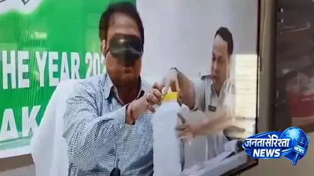 Bhadrak में नए शराब दुकान के लाइसेंस के लिए कलेक्टर ने आँखों पर पट्टी बांधकर लॉटरी निकाली Bhadrak में नए शराब दुकान के लाइसेंस के लिए कलेक्टर ने आँखों पर पट्टी बांधकर लॉटरी निकाली