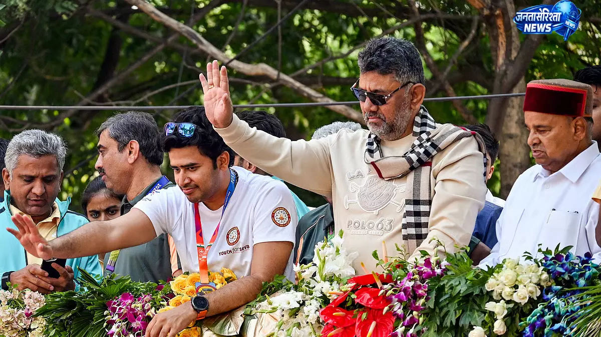 कर्नाटक में नेतृत्व बदलाव की प्रक्रिया शुरू, डीके शिवकुमार के CM बनने की अटकलें तेज कर्नाटक में नेतृत्व बदलाव की प्रक्रिया शुरू, डीके शिवकुमार के CM बनने की अटकलें तेज