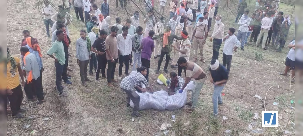 CG: बदबू ने खोला राज, खेत में बोरी से मिला युवक का क्षत-विक्षत शव, मचा हड़कंप CG: बदबू ने खोला राज, खेत में बोरी से मिला युवक का क्षत-विक्षत शव, मचा हड़कंप
