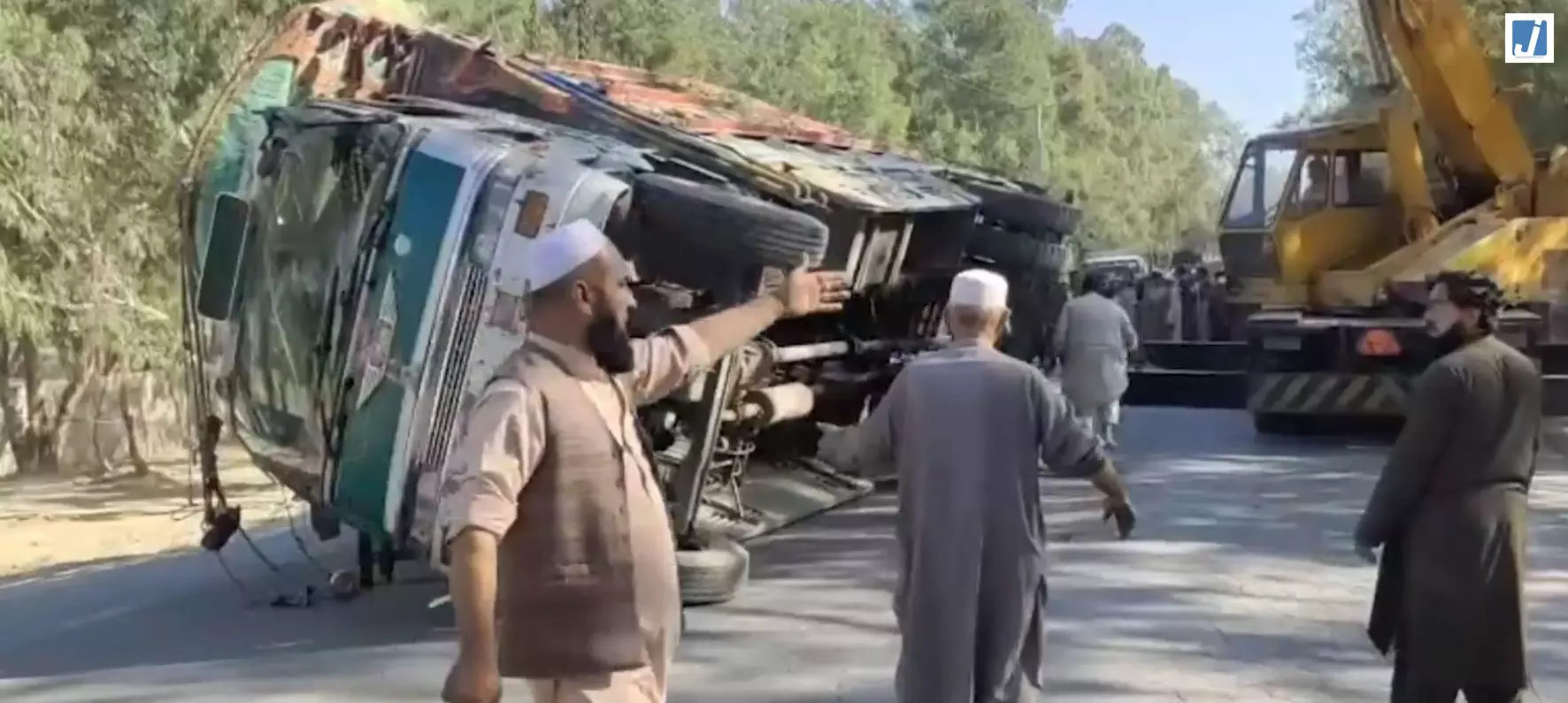 BIG BREAKING: प्रवासियों से भरा ट्रक पलटा, 18 लोगों की दर्दनाक मौत BIG BREAKING: प्रवासियों से भरा ट्रक पलटा, 18 लोगों की दर्दनाक मौत