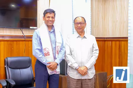 मणिपुर: मुकेश सिंह 1 जून को डीजीपी का पदभार संभालने के लिए इंफाल पहुंचे मणिपुर: मुकेश सिंह 1 जून को डीजीपी का पदभार संभालने के लिए इंफाल पहुंचे