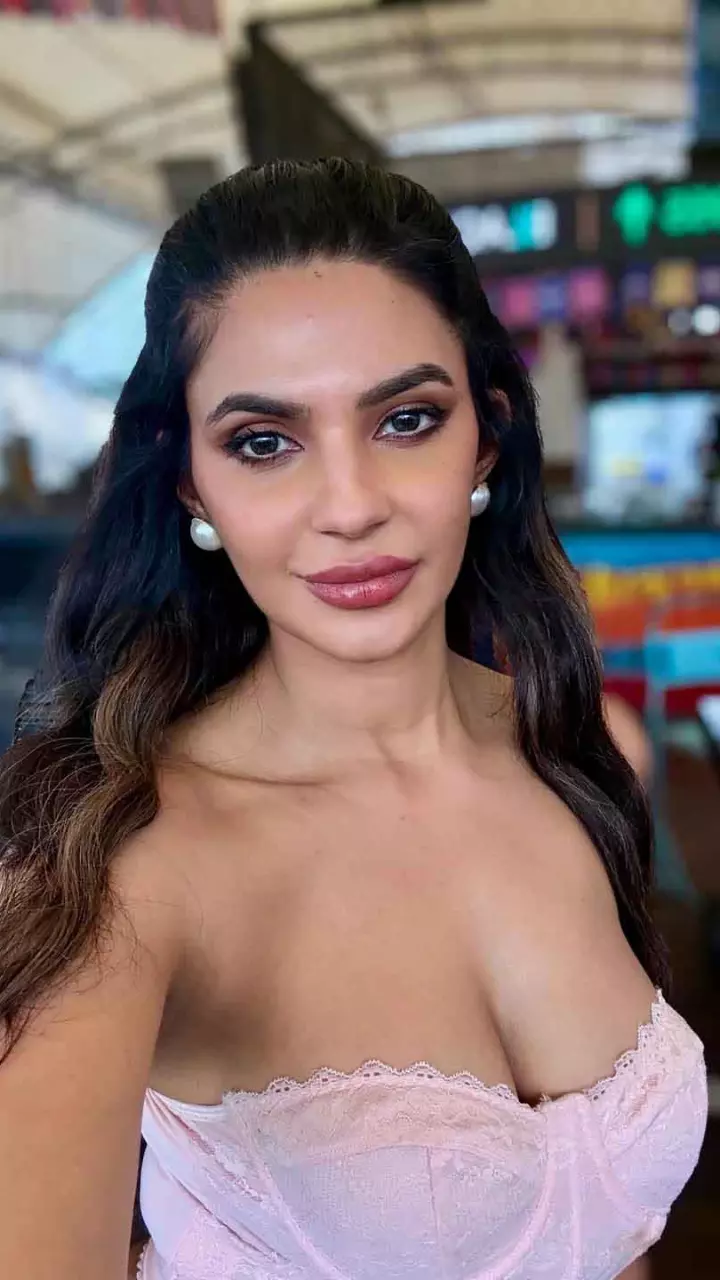 मनमीत कौर का हॉट अवतार, फैंस हुए फिदा