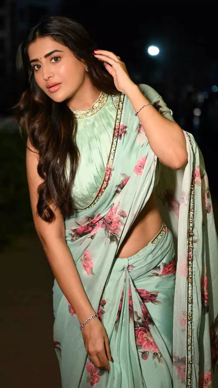 साड़ी लुक में राशि सिंह की सादगी ने जीता दिल