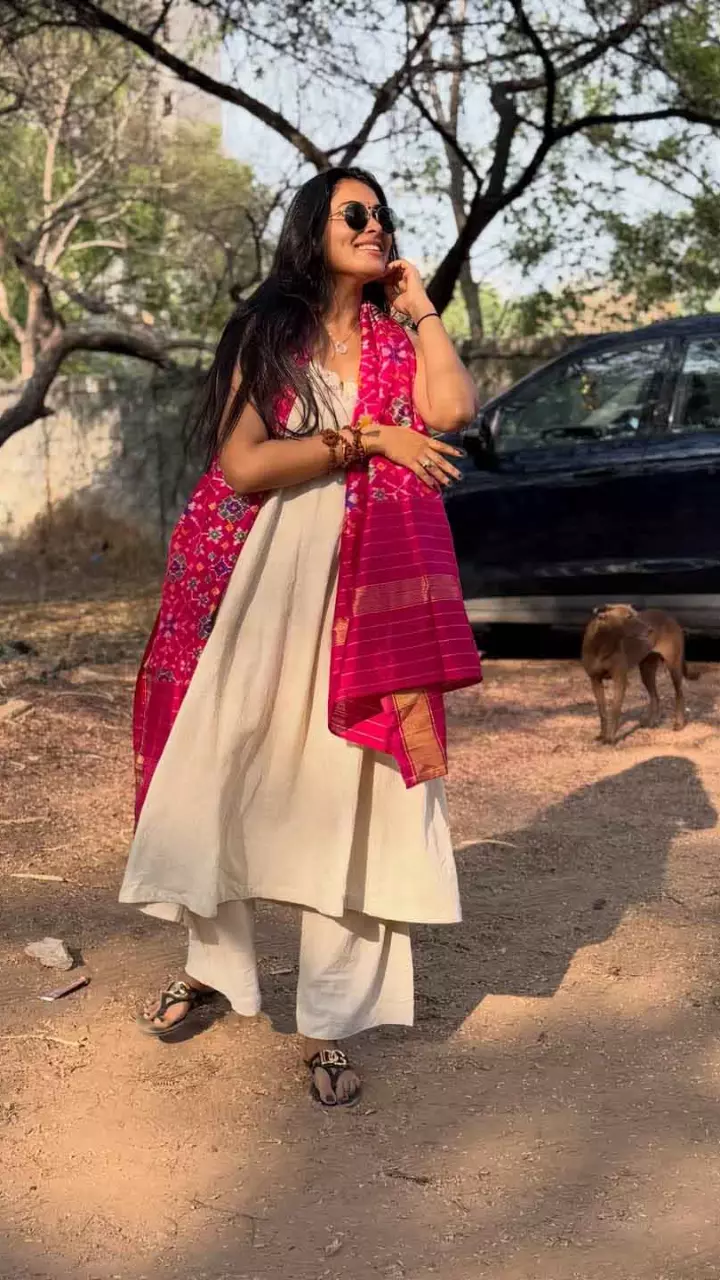 ट्रेडिशनल सूट में दिवि वदथ्य ने जीता दिल
