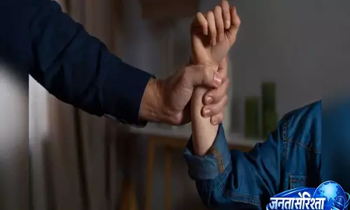 पत्नी को यातनाएं देने का आरोप, मुंबई में महिला के मायके भागने पर पति ने किया हमला पत्नी को यातनाएं देने का आरोप, मुंबई में महिला के मायके भागने पर पति ने किया हमला