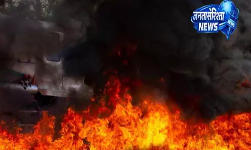 Delhi बवाना फैक्ट्री में आग लगने से नौ मज़दूरों को बचाया गया Delhi बवाना फैक्ट्री में आग लगने से नौ मज़दूरों को बचाया गया
