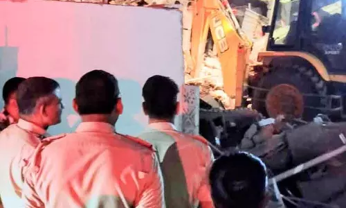साउथ Delhi में बिल्डिंग गिरने से 8 लोगों को बचाया गया साउथ Delhi में बिल्डिंग गिरने से 8 लोगों को बचाया गया