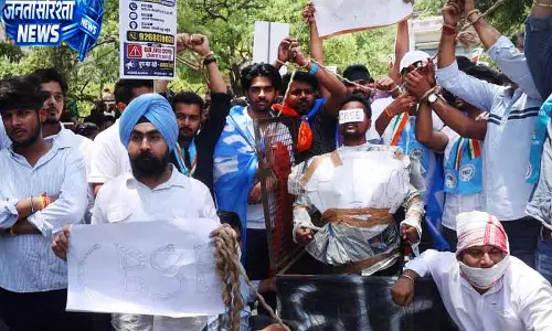 Delhi NSUI का CBSE मार्किंग सिस्टम पर प्रदर्शन किया