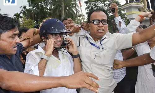 ममता बनर्जी के भतीजे अभिषेक बनर्जी पर हमले के बाद एक्शन में पुलिस, 5 गिरफ्तार, राजनीति में फिर हलचल तेज ममता बनर्जी के भतीजे अभिषेक बनर्जी पर हमले के बाद एक्शन में पुलिस, 5 गिरफ्तार, राजनीति में फिर हलचल तेज