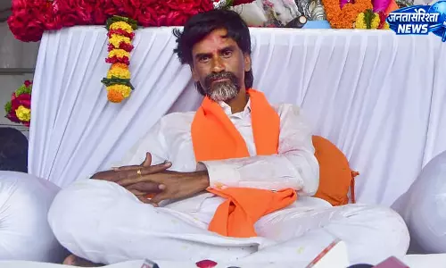 Maratha आरक्षण आंदोलन में बड़ा मोड़: मनोज जारंगे ने अनिश्चितकालीन अनशन खत्म किया