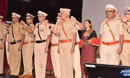Delhi पुलिस ने 221 रिटायर हो रहे कर्मियों को मानद रैंक प्रदान की Delhi पुलिस ने 221 रिटायर हो रहे कर्मियों को मानद रैंक प्रदान की