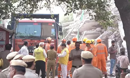 Delhi : साकेत मेट्रो के पास तीन मंजिला इमारत ढही, एक की मौत आठ लोग सुरक्षित निकाले गए Delhi : साकेत मेट्रो के पास तीन मंजिला इमारत ढही, एक की मौत आठ लोग सुरक्षित निकाले गए
