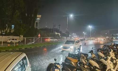 Karnataka: कई हिस्सों में भारी बारिश और तेज हवाओं का कहर Karnataka: कई हिस्सों में भारी बारिश और तेज हवाओं का कहर