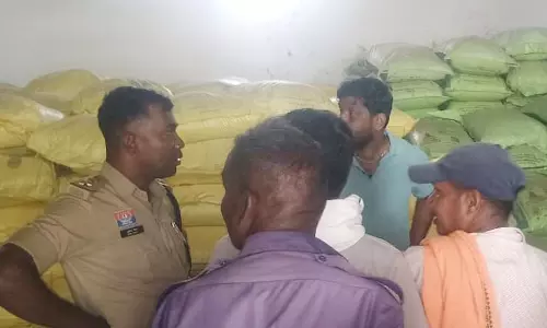 खाद चोरी, डॉग स्क्वाड लेकर सहकारी गोदाम पहुंची पुलिस