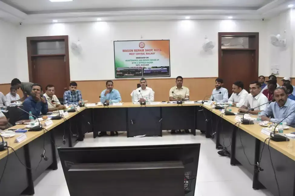 Kota: 75 रेल अधिकारियों ने कार्यशाला में तकनीकी जानकारी का किया आदान-प्रदान Kota: 75 रेल अधिकारियों ने कार्यशाला में तकनीकी जानकारी का किया आदान-प्रदान