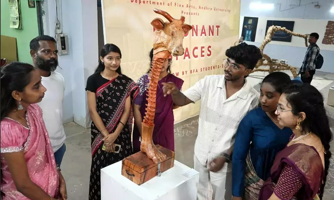 Andhra: पारिवारिक कहानियाँ AU कला प्रदर्शनी को प्रेरित करती हैं