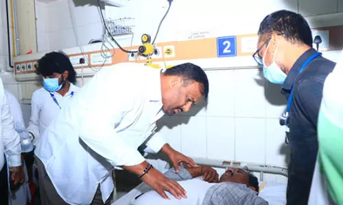 खड़ी लॉरी से टकराई बस, तीन की मौत, सात घायल खड़ी लॉरी से टकराई बस, तीन की मौत, सात घायल