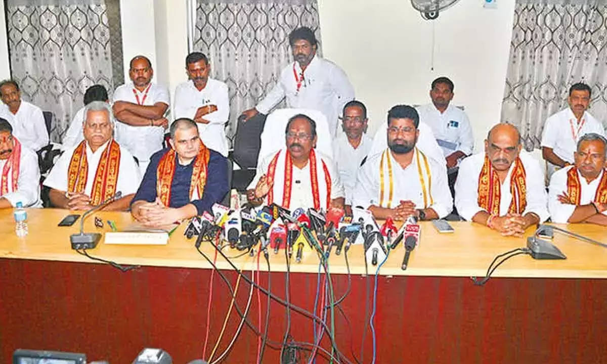 Andhra: दुर्गा मंदिर ट्रस्ट बोर्ड ने ज़मीन बदलने का प्रस्ताव वापस लिया