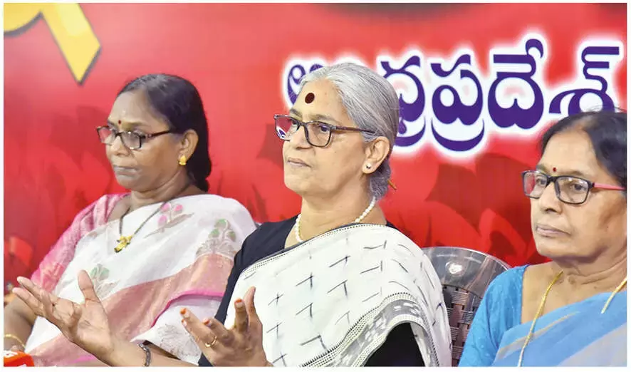 Andhra: एनी राजा ने आर्थिक संकट को लेकर केंद्र पर हमला बोला
