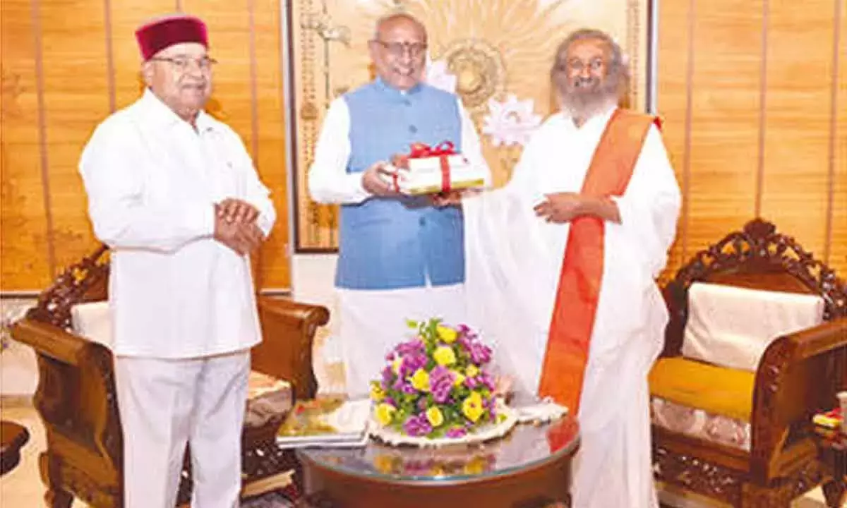 Karnataka: आर्ट ऑफ लिविंग के 45 साल पूरे होने पर उपराष्ट्रपति ने 5 राष्ट्रीय पहल शुरू कीं