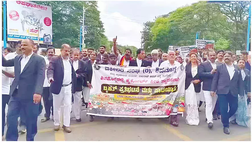Karnataka: शिवमोग्गा के वकीलों ने हाई कोर्ट बेंच की मांग को लेकर बड़ी रैली निकाली